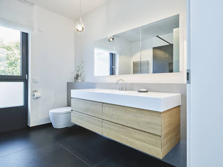Modernes Badezimmer in der Wohnung - RORF03413