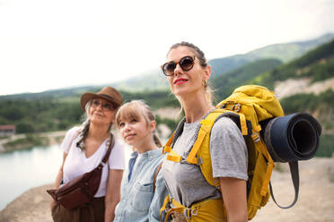 Eine glückliche Mehrgenerationen-Familie auf Wandertour im Sommerurlaub, beim Spazierengehen. - HPIF07456