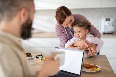 Eine Familie mit kleiner Tochter zu Hause, Alltag und Home Office mit Kinderkonzept. - HPIF07592