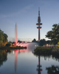 Deutschland, Hamburg, Wasser-Licht-Konzert im Park Planten un Blomen in der Abenddämmerung - KEBF02601