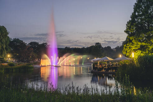 Deutschland, Hamburg, Wasser-Licht-Konzert im Park Planten un Blomen in der Abenddämmerung - KEBF02602