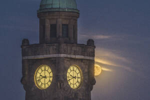 Deutschland, Hamburg, Mondaufgang hinter dem Uhrenturm von St. Pauli - KEBF02603