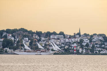 Deutschland, Hamburg, Windjammer vor Anker in Blankenese in der Abenddämmerung - KEBF02607