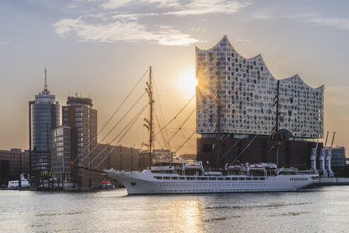 Deutschland, Hamburg, Windjammer vor der Elbphilharmonie bei Sonnenuntergang - KEBF02608