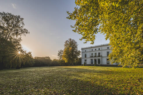 Deutschland, Hamburg, Wiese vor dem Jenisch-Haus bei Sonnenaufgang - KEBF02623