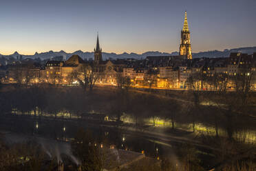Schweiz, Kanton Bern, Bern, Blick auf die Parkpromenade des Rosengartens in der Abenddämmerung - KEBF02632
