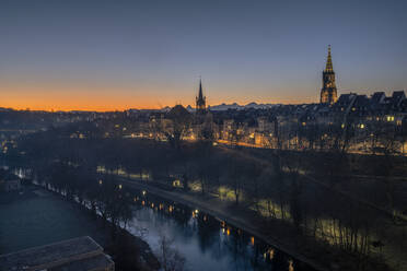 Schweiz, Kanton Bern, Bern, Blick auf die Rosengarten-Parkpromenade in der Morgendämmerung - KEBF02633