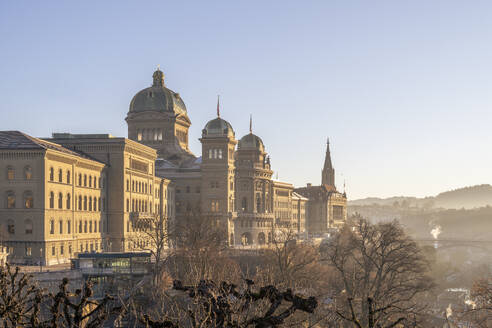 Switzerland, Bern Canton, Bern, Exterior of Bundeshaus building at dawn - KEBF02634