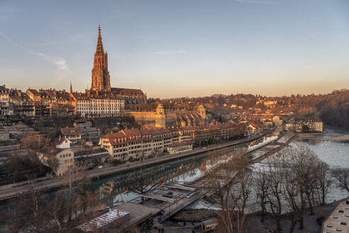 Schweiz, Kanton Bern, Bern, Altstadt von der Kirchenfeldbrucke aus gesehen - KEBF02637