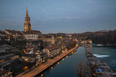 Schweiz, Kanton Bern, Bern, Altstadt von der Kirchenfeldbrucke aus gesehen in der Abenddämmerung - KEBF02638