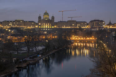 Schweiz, Kanton Bern, Bern, Blick von der Monbijoubrücke zum Bundeshaus in der Abenddämmerung - KEBF02639