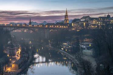 Schweiz, Kanton Bern, Bern, Blick von der Lorrainebrucke auf die Altstadt am Morgen - KEBF02641