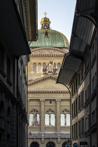 Schweiz, Kanton Bern, Bern, Fassade des Bundeshauses mit Häusern im Vordergrund - KEBF02644