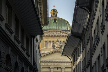 Schweiz, Kanton Bern, Bern, Fassade des Bundeshauses mit Häusern im Vordergrund - KEBF02645