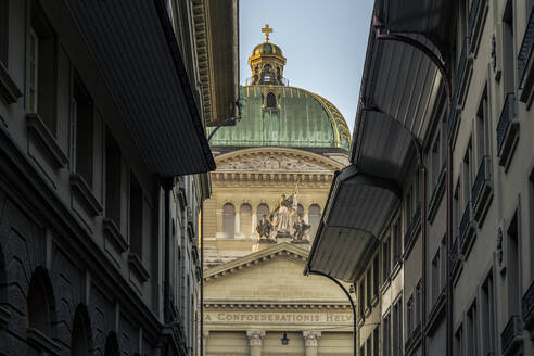 Switzerland, Bern Canton, Bern, Facade of Bundeshaus with houses in foreground - KEBF02645