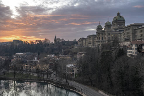 Schweiz, Kanton Bern, Bern, Blick von der Kirchenfeldbrucke zum Bundeshaus in der Abenddämmerung - KEBF02647