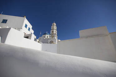 Kirche mit weißen Wänden unter blauem Himmel - AXHF00329
