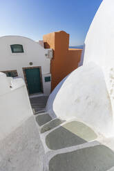 Treppe vor dem Haus an einem sonnigen Tag - AXHF00333