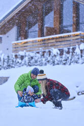 Glückliche Familie genießt den Schnee - JAHF00188