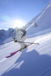 Älterer Mann beim Skifahren im Schnee an einem sonnigen Tag - JAHF00206