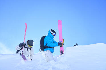 Älteres Paar mit Himmel auf schneebedecktem Berg - JAHF00221