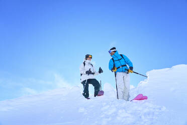 Glückliches Paar im Schnee stehend mit Himmel - JAHF00225