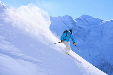 Älterer Mann beim Skifahren auf einem schneebedeckten Berg - JAHF00241