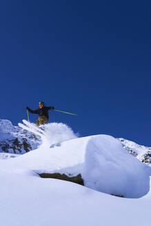 Reifer Mann hat Spaß beim Skifahren im Schnee - JAHF00260