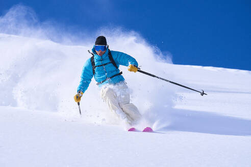 Mature man skiing in powdered snow - JAHF00264