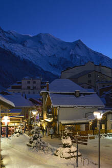 Houses in front of mountains at night - JAHF00327