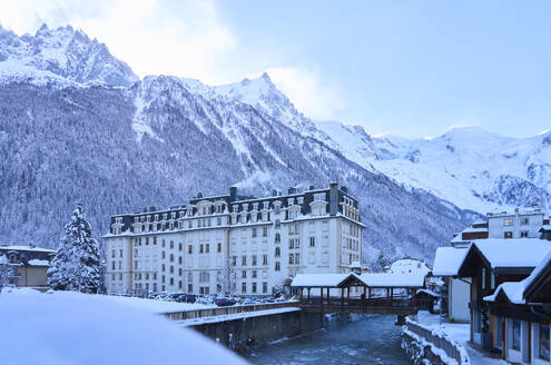 Buildings in front of snowcapped mountains - JAHF00329