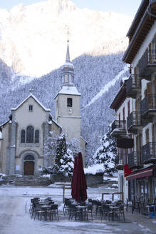 Kirche vor einem schneebedeckten Berg - JAHF00330