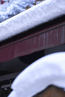 Das Dach des Restaurants ist mit Schnee bedeckt - JAHF00331