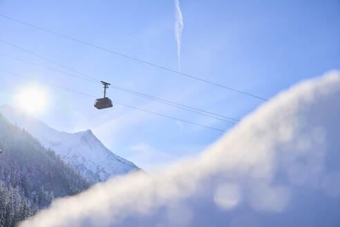 Luftseilbahn unter freiem Himmel an einem sonnigen Tag - JAHF00332