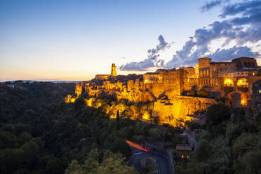 Italien, Toskana, Pitigliano, Rand der alten mittelalterlichen Stadt in der Abenddämmerung - MAMF02593