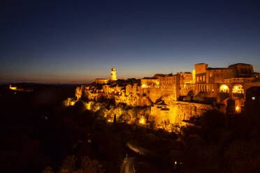 Italien, Toskana, Pitigliano, Rand der alten mittelalterlichen Stadt bei Sommernacht - MAMF02594