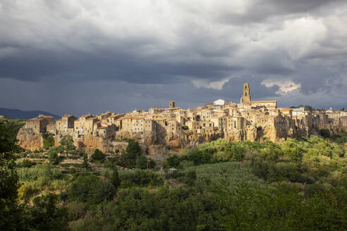 Italien, Toskana, Pitigliano, Bewölkter Himmel über dem Rand der mittelalterlichen Stadt im Sommer - MAMF02596