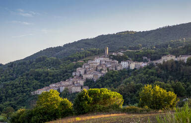 Italien, Toskana, Castelnuovo di Val di Cecina, Blick auf ein Dorf am Hang und die umliegende Landschaft im Sommer - MAMF02600