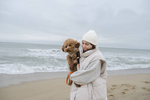 Frau verbringt Urlaub mit Hund am Strand - ALKF00179