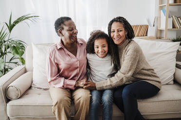 Glückliche Familie auf dem Sofa zu Hause - EBBF08195