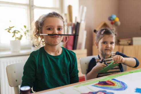 Ein glückliches kleines Mädchen mit ihren Freunden bei der Vorbereitung auf den Kunstunterricht in der Schule - HPIF08467