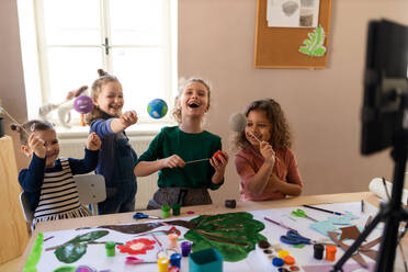 Kleine Kinder arbeiten an einem Projekt im Rahmen eines kreativen Kunst- und Bastelkurses in der Schule. - HPIF08477