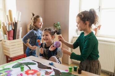 Eine Gruppe kleiner Kinder arbeitet an einem Projekt während des kreativen Kunst- und Handwerksunterrichts in der Schule. - HPIF08479