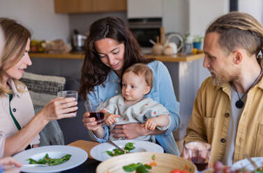 Eine glückliche Mehrgenerationenfamilie, die zu Hause ein gesundes Mittagessen zu sich nimmt. - HPIF08556
