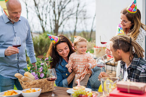 Eine glückliche Mehrgenerationen-Familie im Garten zu Hause, Geburtstagsparty. - HPIF08570