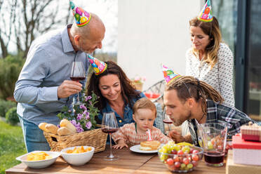 Eine glückliche Mehrgenerationen-Familie im Garten zu Hause, Geburtstagsparty. - HPIF08571