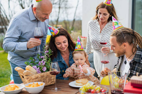Eine glückliche Mehrgenerationen-Familie im Garten zu Hause, Geburtstagsparty. - HPIF08572