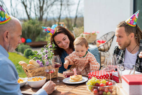 Eine glückliche Mehrgenerationen-Familie im Garten zu Hause, Geburtstagsparty. - HPIF08574