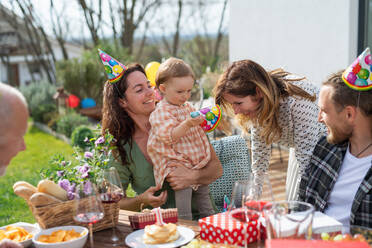 Eine glückliche Mehrgenerationen-Familie im Garten zu Hause, Geburtstagsparty. - HPIF08577