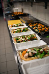 Die Essensbehälter werden in der Restaurantküche zum Mitnehmen vorbereitet. - HPIF08913
